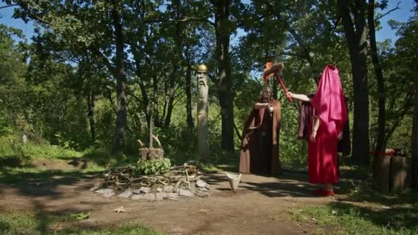 Savaşçının Kanındaki Mistik Kardeşlik Ayini Rahibe Şaman Infaz Sürecini Denetliyor — Stok video