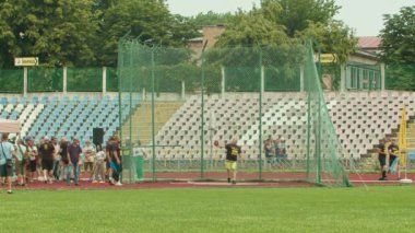 Cherkassy, Ukrayna - 14 Temmuz 2021, Invictus Oyunları Ulusal yarışması, Invictus Oyunları sırasında Ukraynalı sporcular. Sporcu bir disk atıyor..