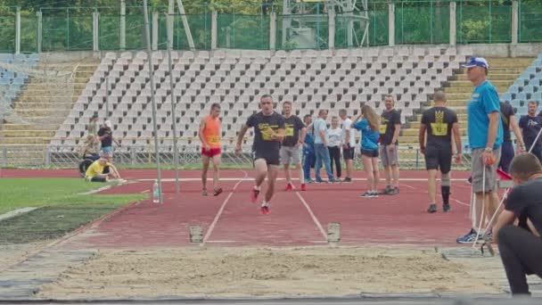 乌克兰车尔卡希 2021年7月14日 国家比赛Invictus Games 乌克兰运动员在Invictus Games比赛中 运动员从加速的沙地上跳下 — 图库视频影像