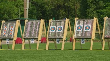 Engelli bir sporcu ok atıyor.