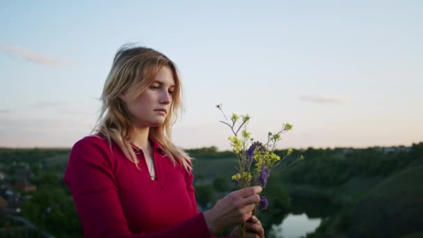 Une Jeune Femme Cueille Joyeusement Des Fleurs Sur Les Collines — Video