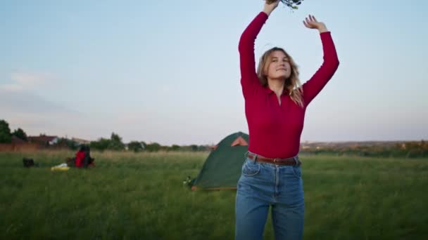 Una Mujer Joven Descansa Felizmente Las Colinas Montaña Durante Puesta — Vídeos de Stock