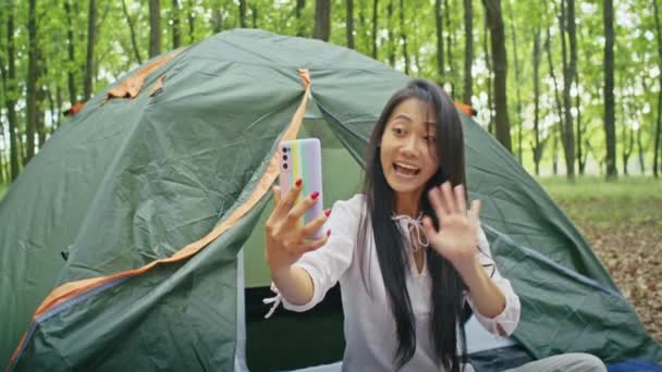 Gelukkige Aziatische Vrouw Genieten Van Vakantie Praten Video Bellen Film — Stockvideo