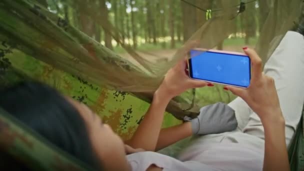 Mutlu Asyalı Kadın Kızı Hamakta Film Izliyorlar Şehrin Yakınındaki Ormanlık — Stok video