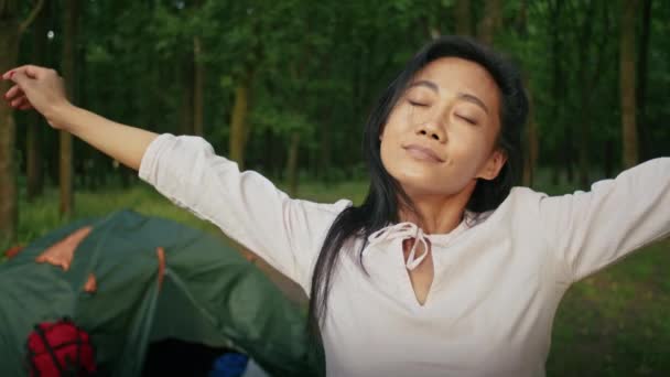 Gelukkige Aziatische Vrouw Genieten Van Vakantie Bosgebied Buurt Van Stad — Stockvideo