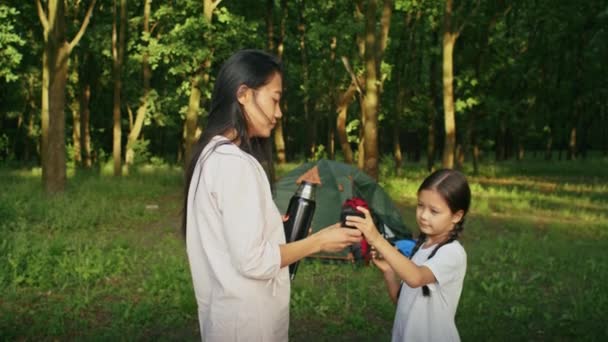 Szczęśliwa Azjatka Cieszy Się Wakacjami Swoją Córką Spacerując Ścieżką Leśną — Wideo stockowe