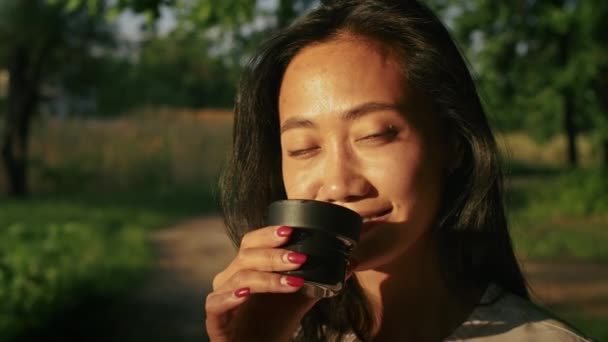 Mutlu Asyalı Kadın Tatilin Tadını Çıkarıyor Orman Yolunda Yürüyor Termostan — Stok video