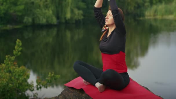 Dışarıda Yoga Yapan Mutlu Genç Bir Kadın Yazın Doğada Nefes — Stok video