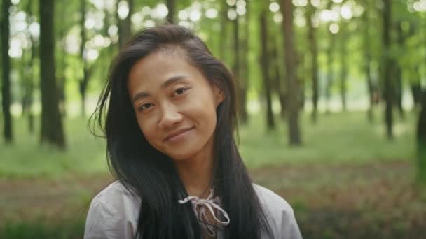 Gelukkige Aziatische Vrouw Genieten Van Frisse Lucht Terwijl Ontspannen Met — Stockvideo