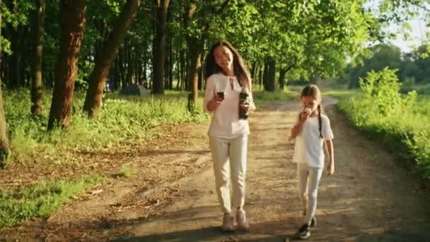 Щаслива Азіатка Насолоджується Відпочинком Своєю Дочкою Прогулюючись Лісовою Стежкою Чай — стокове відео