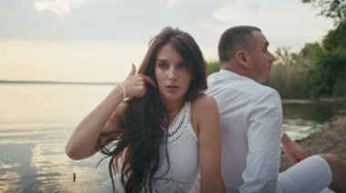 Mutlu romantik çift plajda günbatımı yürüyüşünün tadını çıkarıyor, tatil hayatı tarzı seyahat ediyor.