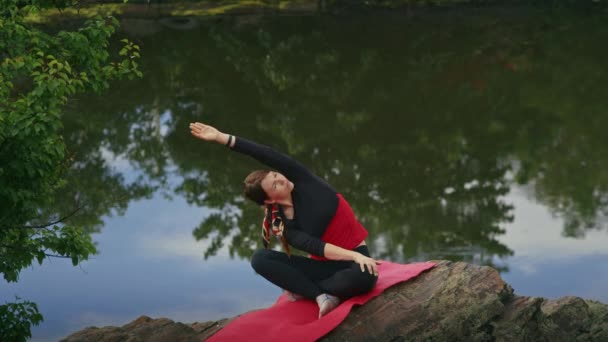 Ευτυχισμένη Νεαρή Γυναίκα Που Κάνει Γιόγκα Έξω Ασκήσεις Αναπνοής Στη — Αρχείο Βίντεο