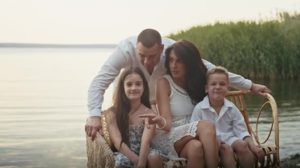 Una Familia Joven Feliz Cuatro Divierte Junto Estanque Banco Los — Vídeo de stock