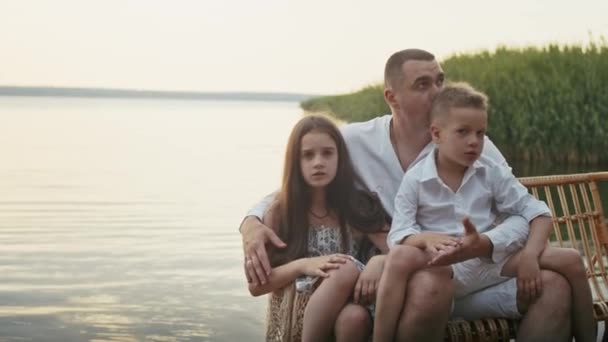Eine Glückliche Junge Vierköpfige Familie Vergnügt Sich Teich Auf Einer — Stockvideo