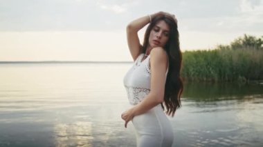 Mutlu romantik çift plajda günbatımı yürüyüşünün tadını çıkarıyor, tatil hayatı tarzı seyahat ediyor.