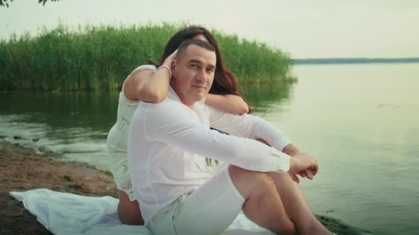 Heureux Couple Romantique Profitant Une Promenade Relaxante Coucher Soleil Sur — Video