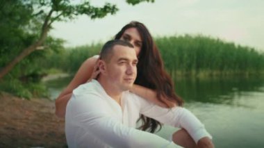 Mutlu romantik çift plajda günbatımı yürüyüşünün tadını çıkarıyor, tatil hayatı tarzı seyahat ediyor.