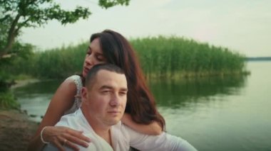 Mutlu romantik çift plajda günbatımı yürüyüşünün tadını çıkarıyor, tatil hayatı tarzı seyahat ediyor.