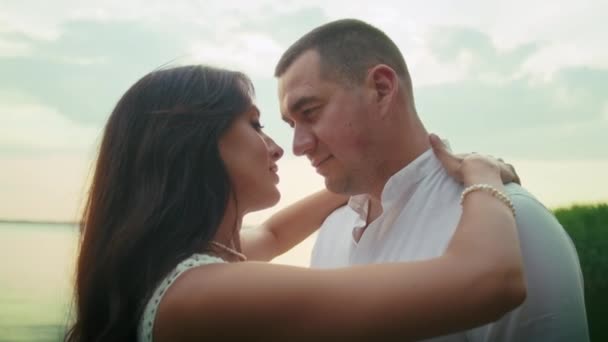 Boldog Romantikus Pár Élvezi Pihentető Naplemente Séta Strandon Utazás Nyaralás — Stock videók