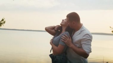 Mutlu romantik çift plajda günbatımı yürüyüşünün tadını çıkarıyor, tatil hayatı tarzı seyahat ediyor.