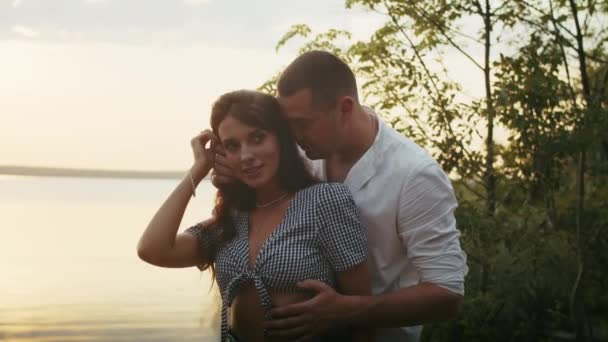 Glückliches Romantisches Paar Genießt Entspannten Sonnenuntergang Spaziergang Strand Reisen Urlaub — Stockvideo