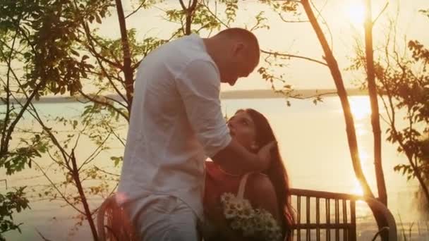 Boldog Romantikus Pár Élvezi Pihentető Naplemente Séta Strandon Utazás Nyaralás — Stock videók