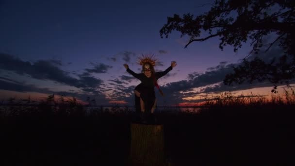 Счастливая Молодая Женщина Костюме Хэллоуина Макияж Танцы Природе Время Заката — стоковое видео