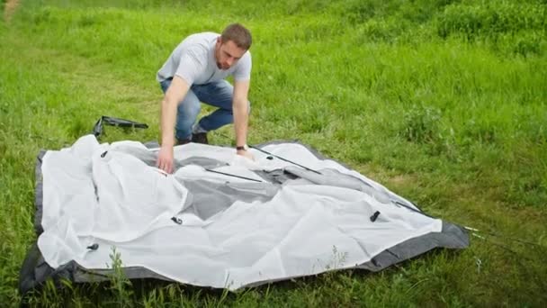 Gelukkig Stel Man Vrouw Bergen Zet Een Tent Voor Nacht — Stockvideo