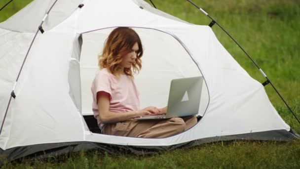 Mladá Žena Ráda Komunikuje Prostřednictvím Video Spojení Přes Notebook Horských — Stock video