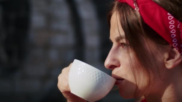 在咖啡馆里快乐的女孩喝咖啡 享受夏天和生活方式 — 图库视频影像