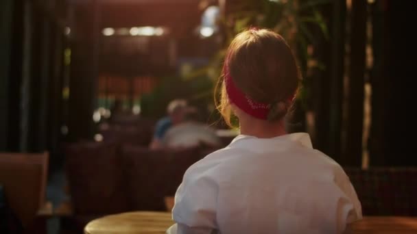 Glückliches Mädchen Einem Café Das Jemanden Anruft Indem Die Hand — Stockvideo