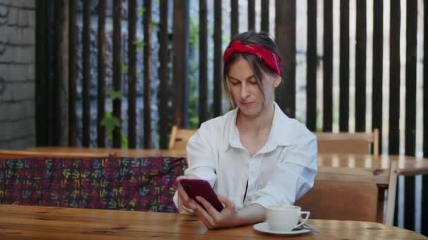 Счастливая Девушка Разговаривающая Видеосвязи Телефону Смотрящая Видео Уличном Кафе Легкий — стоковое видео