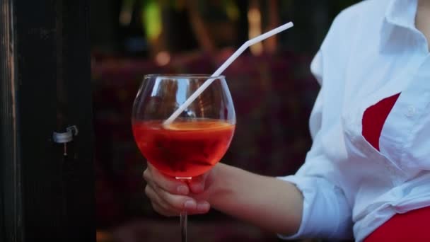 Gelukkig Meisje Genieten Van Een Cocktail Een Straat Cafe Gemakkelijke — Stockvideo