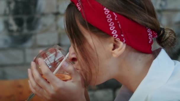 Glücklich Mädchen Café Wählt Trinken Kaffee Oder Cocktail Sommerlicher Lebensstil — Stockvideo