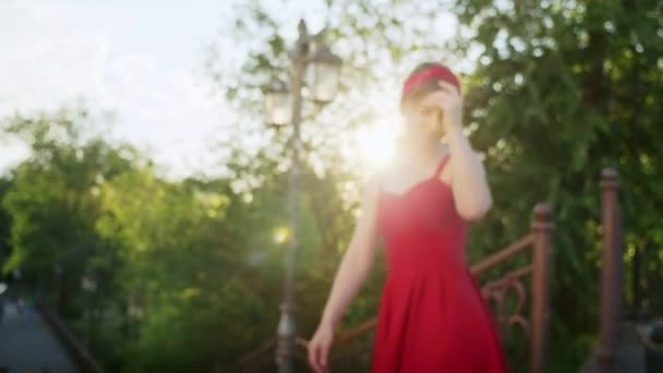Menina Feliz Vestido Vermelho Andando Parque Apreciando Pôr Sol Rua — Vídeo de Stock