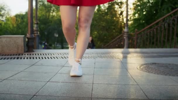 Glückliches Mädchen Rotem Kleid Das Park Spaziert Die Untergehende Sonne — Stockvideo