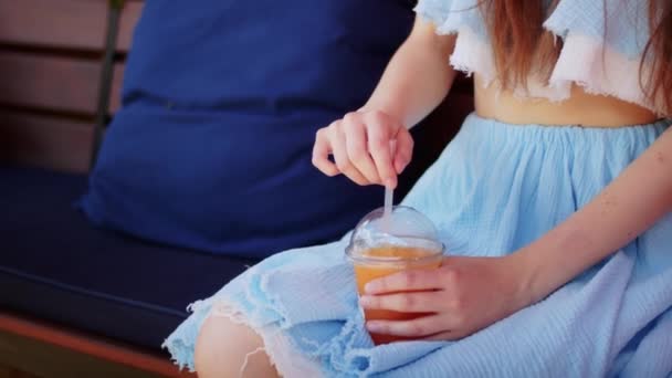 Close Van Meisjes Handen Roert Cocktail Met Een Rietje Levensstijl — Stockvideo