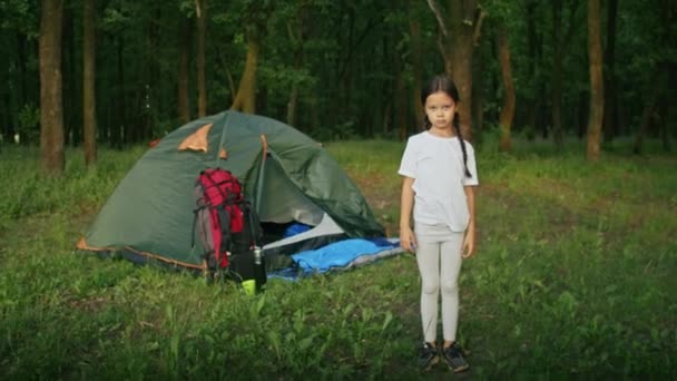 快乐的亚洲女孩在城市附近的森林里度假 为家人露营 夏季和城市公园 — 图库视频影像