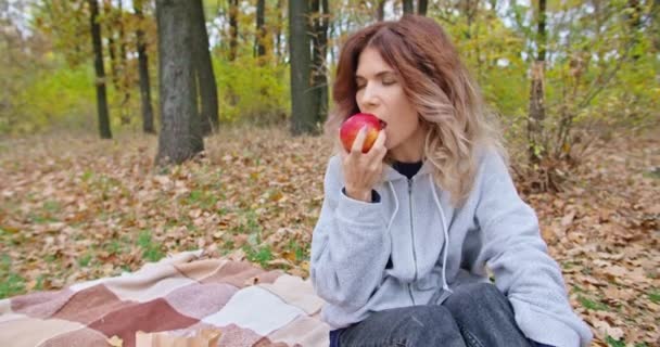 Szczęśliwa Dziewczyna Zjada Jabłko Przyrodzie Rodzinne Wakacje Jesienią — Wideo stockowe