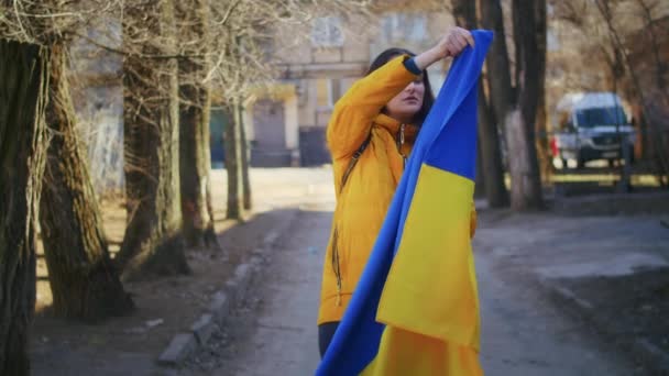 Porträt Einer Traurigen Ukrainerin Mit Einer Ukrainischen Flagge Und Einem — Stockvideo