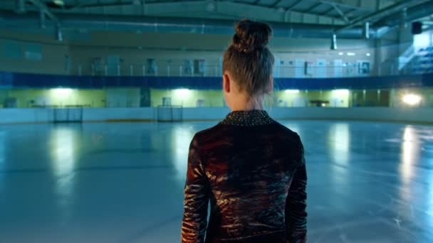 Mujer Joven Patinador Artístico Dedica Patinar Sobre Hielo Hace Diferentes — Vídeos de Stock