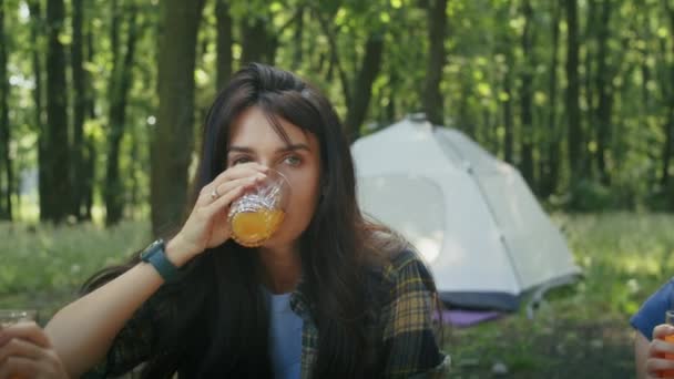 Νεαρή Γυναίκα Πίνει Χυμό Στο Δάσος Στο Οικογενειακό Κάμπινγκ — Αρχείο Βίντεο