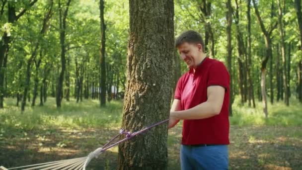 Erkek Kadın Hamağı Ağaca Bağlar Kadın Ormanda Dinlenir Aile Kampı — Stok video