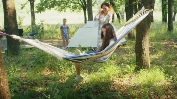 乌克兰克里斯蒂罗格 2022年12月6日男子和妇女将吊床绑在树上 妇女在森林中休息 与朋友一起露营 — 图库视频影像