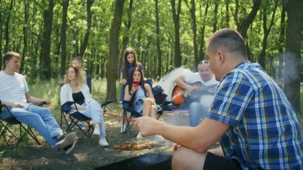 Happy Company Mom Dad Son Daughter Friends Having Picnic Forest — Stock Video