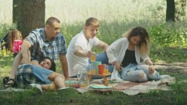 Mutlu arkadaşlar, anne, baba, oğul, kız ve arkadaşları orman bölgesinde piknik yapıyorlar. Aile yazın kamp yapıyor. Forest City Park 'ta çadırda dinleniyor.