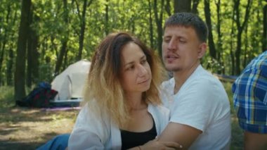 İki genç çift ormanda tatilin tadını çıkarırken gitar çalıyorlar. Yaz tatilinin mutluluğu ve tatilde kamp yapmak.
