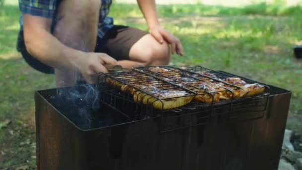 Mężczyzna Synem Piecze Mięso Ogniu Lesie Rodzinny Letni Camping — Wideo stockowe