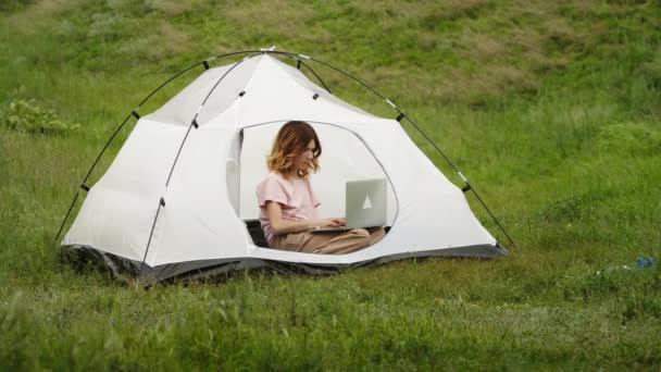 Uma Jovem Mulher Está Feliz Comunicar Link Vídeo Através Laptop — Vídeo de Stock