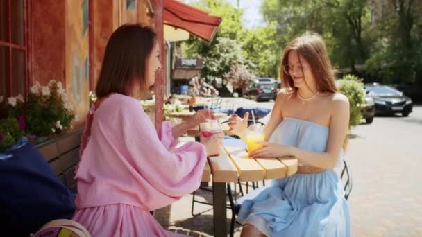 Две Девушки Девушки Наслаждаются Вкусными Коктейлями Кафе Проводят Время Месте — стоковое видео